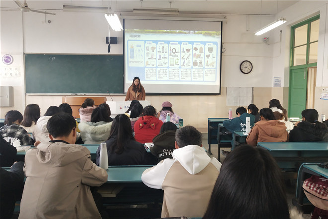 02同学们认真倾听.jpg
