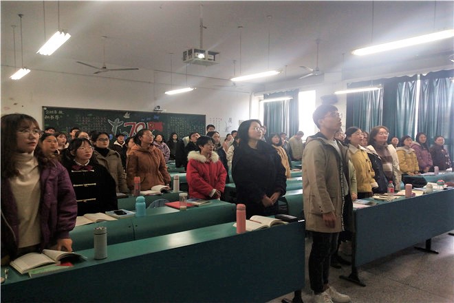 01同学们在唱国歌